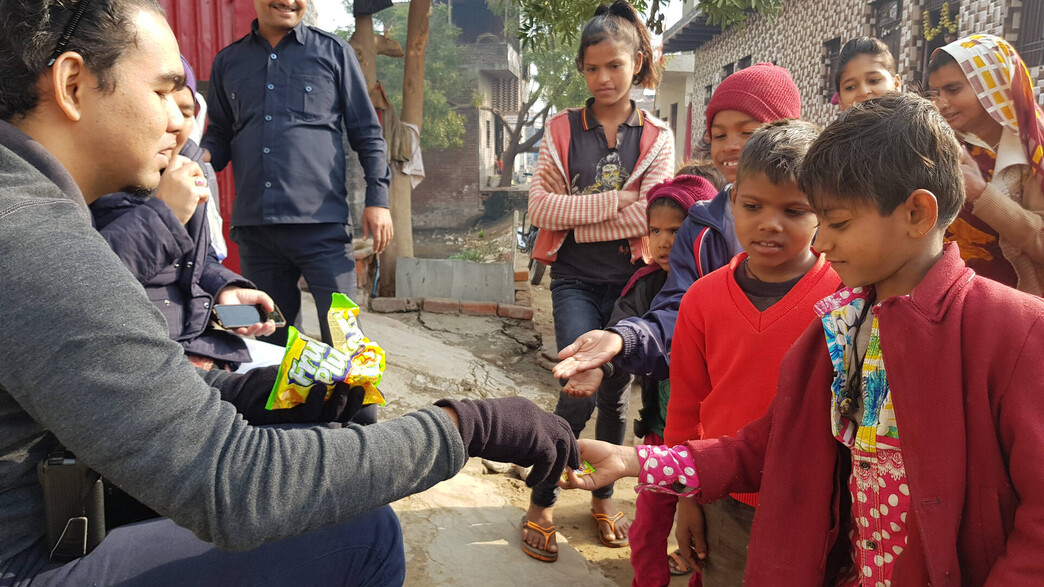 תיירים מחלקים ממתקים לילדים בהודו (צילום: Wan Fahmy Redzuan, shutterstock)