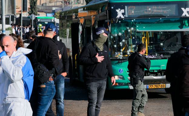 כוחות באחת מזירות הפיגוע בירושלים (צילום: MENAHEM KAHANA/AFP/GettyImages)