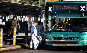 האוטובוס שנפגע ממטען חבלה בצומת רמות בירושלים (צילום: רויטרס)