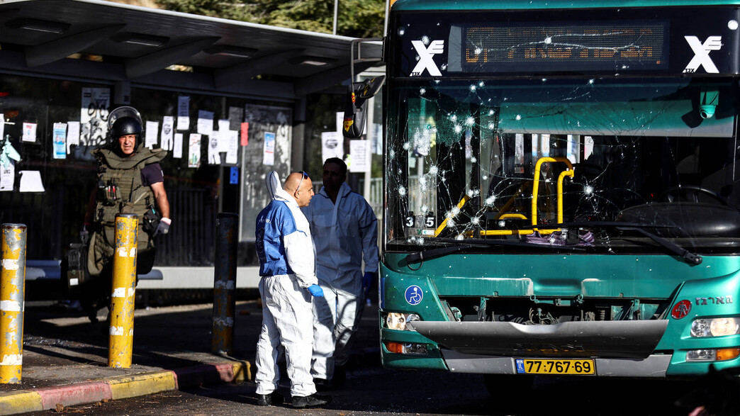 האוטובוס שנפגע ממטען חבלה בצומת רמות בירושלים האוטובוס שנפגע ממטען חבלה בצומת רמות בירושלים