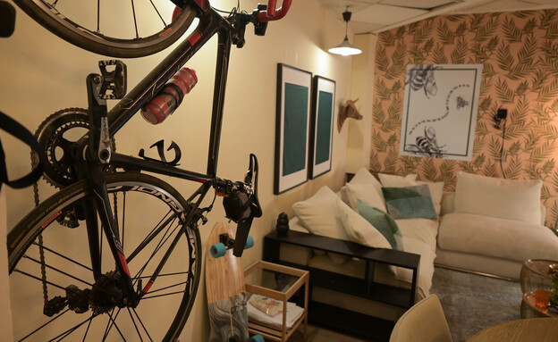הדירה של ניב שגב - האופניים (צילום: ערן לוי)