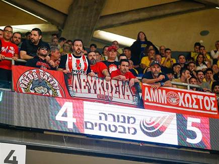 אוהדי היריבה בהיכל (אלן שיבר)