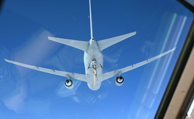 המטוס בפעולה (צילום: Timothy Huffman/157th Air Refueling Wing)