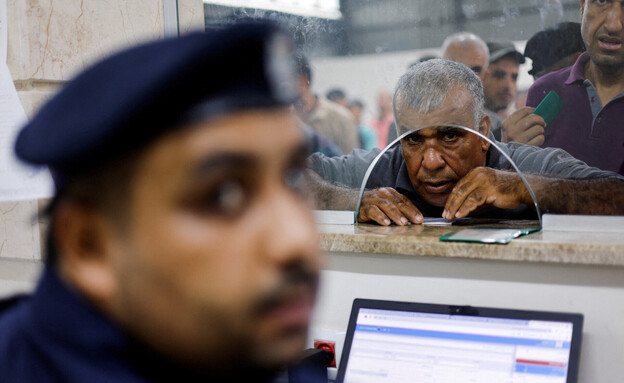תושב עזה מחכה לאישור לעבוד בישראל (צילום: רויטרס)