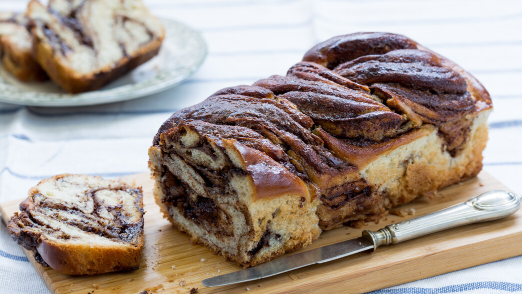 עוגת שמרים פרווה: קראנץ שוקולד ואגוזים