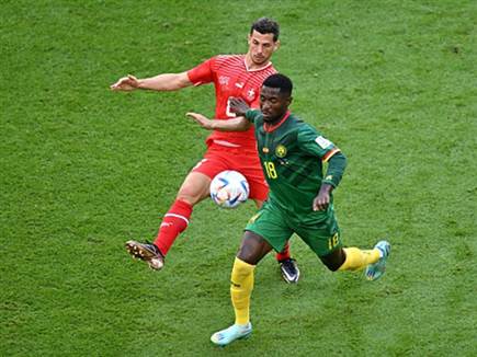 קמרון שלטה בפתיחת המשחק (getty)