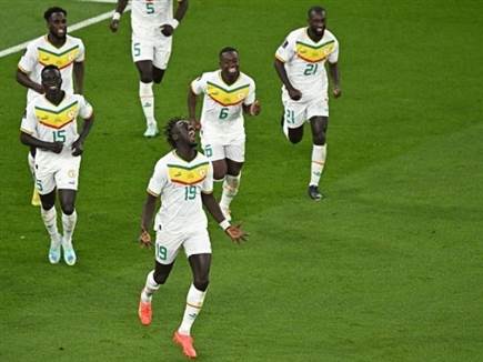 במשך דקות ארוכות הסנגלים רקדו על המגרש (Getty)