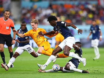 הולנד שמרה על היתרון, אך התקשתה לשמור על הכדור (GETTY)