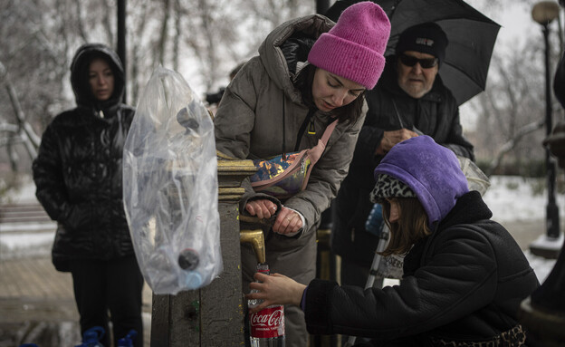 After cutting off the water flow: people gather at public taps (Photo: AP)