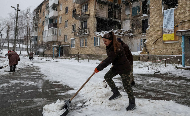 Clearing snow in Ukraine (Photo: Reuters)