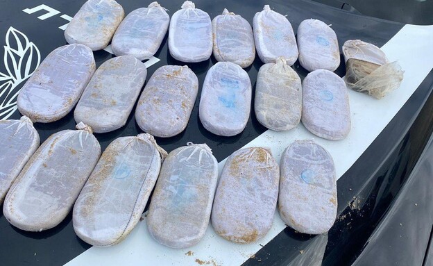 עשרות ק"ג של חומר החשוד כסם מסוג חשיש נפלטו הבוקר  (צילום: דוברות המשטרה)