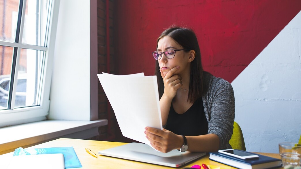 אישה צעירה קוראת אישה צעירה קוראת