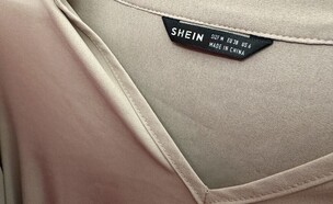 חולצה עם תווית של SHEIN (צילום: melissamn, shutterstock)