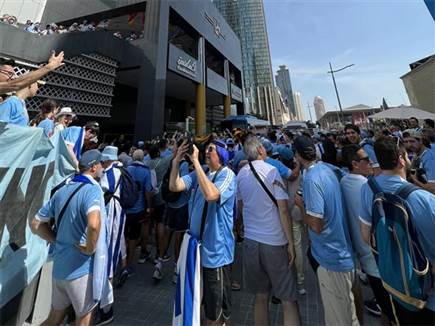 אוהדי אורוגוואי מחוץ למלון הנבחרת (מתוך טוויטר) (צילום: ספורט 5)