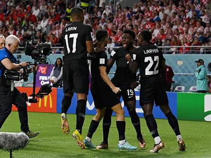 תוך פחות מ-2 דקות: אלפונסו דייויס הרים את קנדה לשמיים (GETTY)