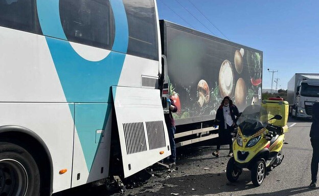 תאונת דרכים בין אוטובוס למשאית בכביש 5 סמוך לאלקנה (צילום: דוברות המשטרה)