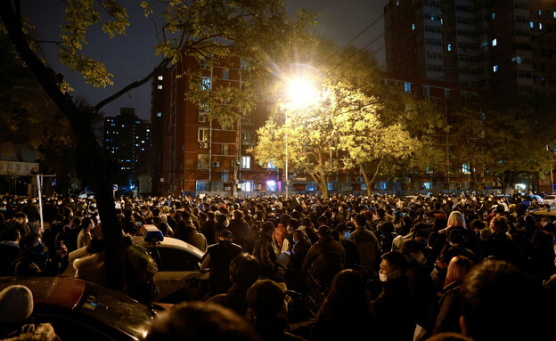 מחאות נגד מדיניות הקורונה בסין (צילום: reuters)