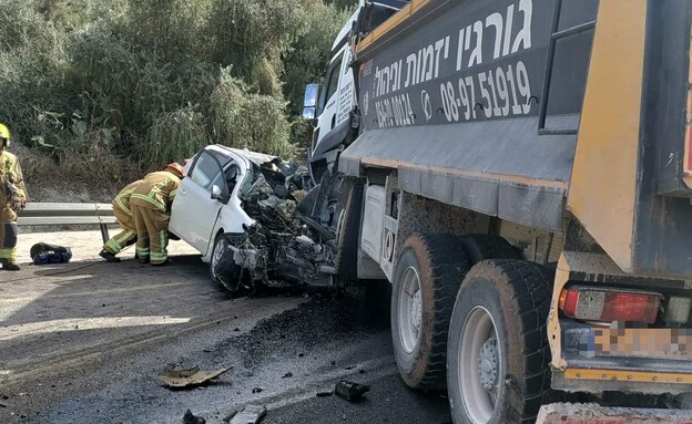 תאונה בין משאית לרכב בכביש 4314 סמוך לכפר דניאל (צילום: ישראל אוטמזגין)