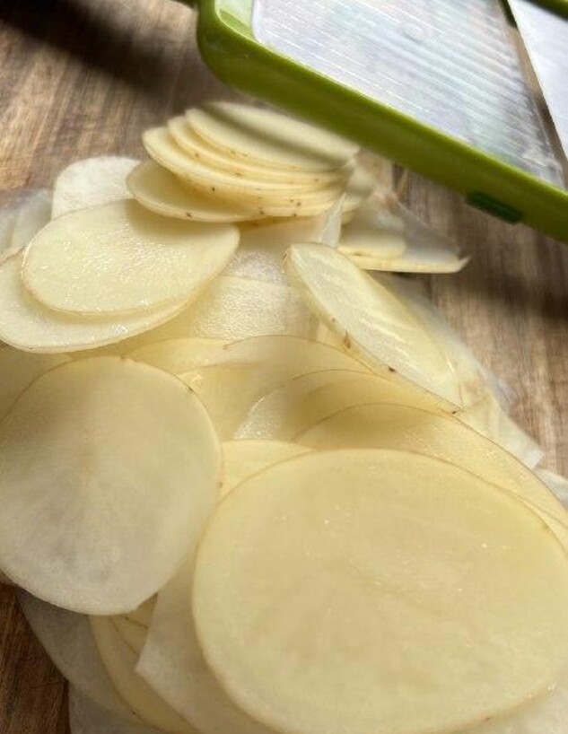 פרוסות תפוחי אדמה דקות (צילום: ענת אלישע, ענת אלישע קיטשן)