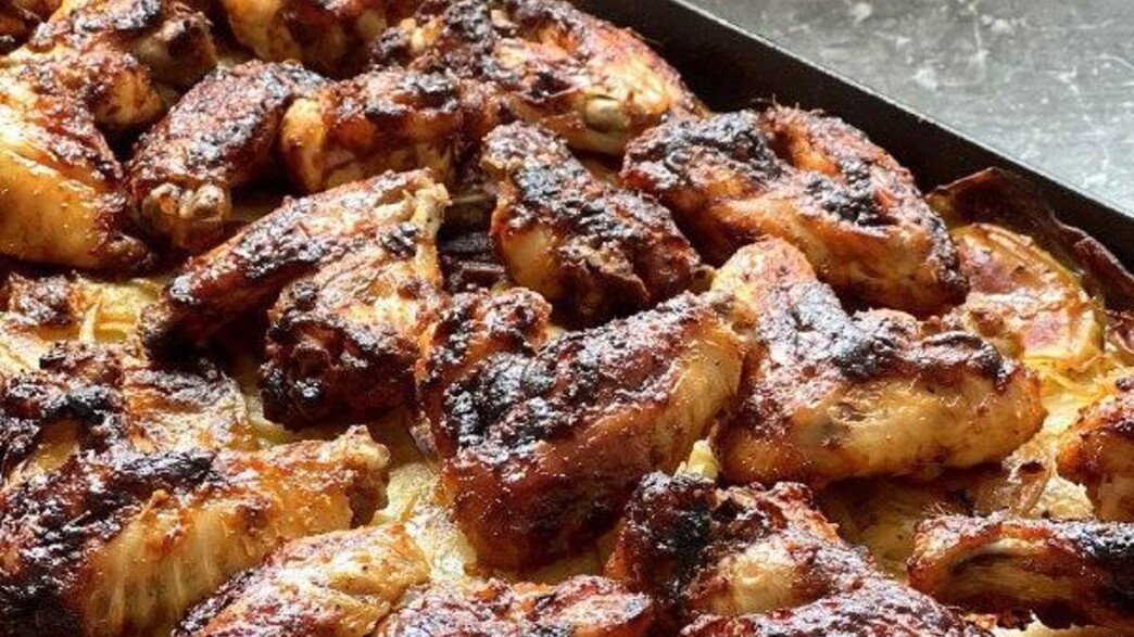 כנפיים צלוית על תפוחי אדמה ובצל