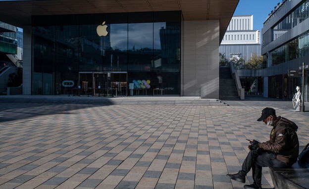 חנות אפל סגורה בבייג'ין לרגל מגבלות קורונה, שבת השבוע (צילום:  Bloomberg / Contributor, getty images)