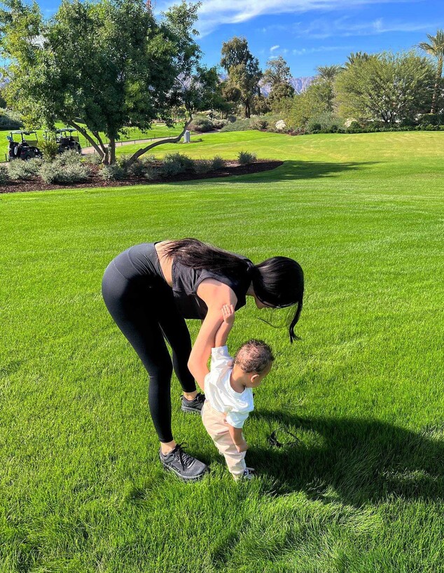 קיילי ג'נר חושפת את בנה (צילום: מתוך אינסטגרם, instagram)