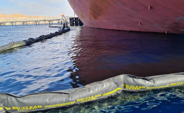 דליפת דלק במפרץ אילת (צילום: עוז גורן, המשרד להגנת הסביבה)