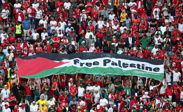 שלט פרו-פלסטיני שהונף במשחק של תוניסיה במונדיאל (צילום: רויטרס)