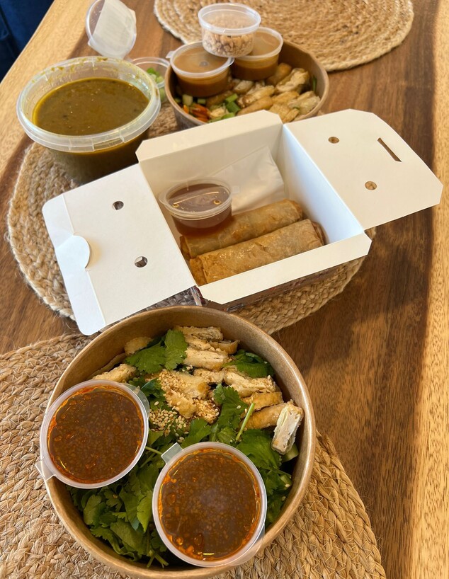 סלט תאילנדי, אגרולים וסלט טופו מלפפונים (צילום: נעה צימר הוקר, אוכל טוב, mako)