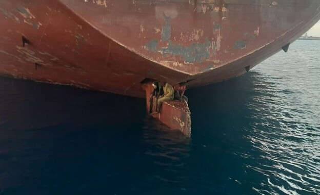 מהגרים שרדו בלב ים על הגה הכיוון של האונייה (צילום: sky news)