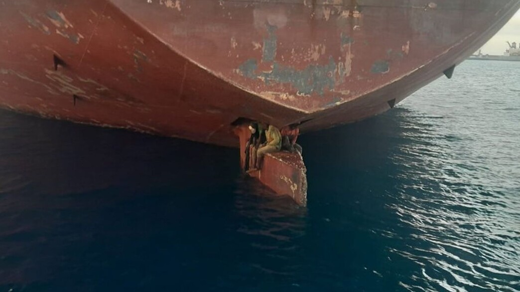 מהגרים שרדו בלב ים על הגה הכיוון של האונייה מהגרים שרדו בלב ים על הגה הכיוון של האונייה