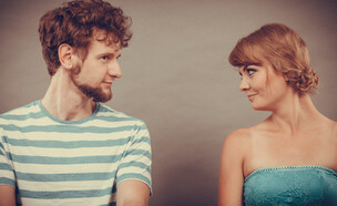 גבר ואישה מסתכלים אחד על השני (צילום: Shutterstock)
