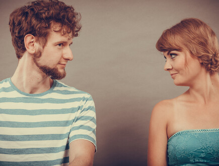 גבר ואישה מסתכלים אחד על השני (צילום: Shutterstock)