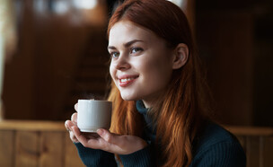 אישה שותה קפה (צילום: ShotPrime Studio, shutterstock)