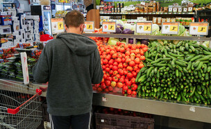 אדם קונה ירקות בסופר (צילום: מיכאל גלעדי, פלאש 90)