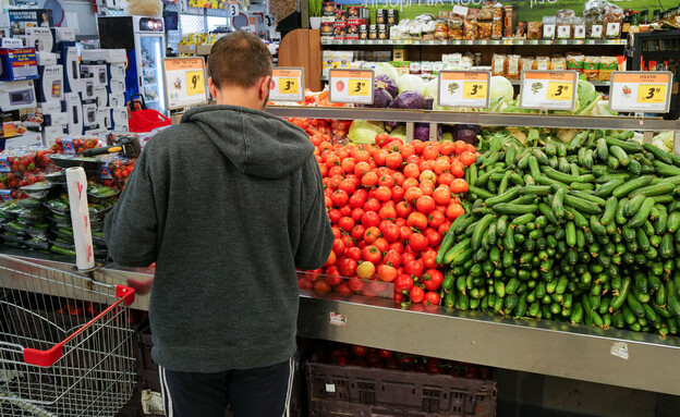 אדם קונה ירקות בסופר (צילום: מיכאל גלעדי, פלאש 90)