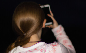 ילדה בטלפון, אילוסטרציה (צילום: DALL·E)