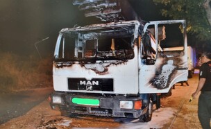 משאית שנשרפה ע"פ החשד ע"י תושבי הפזורה הבדואית (צילום: משטרת ישראל)