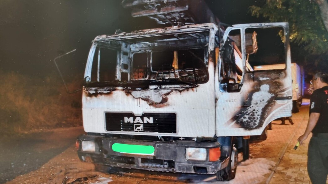משאית שנשרפה ע"פ החשד ע"י תושבי הפזורה הבדואית (צילום: משטרת ישראל)