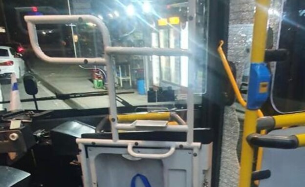 האוטובוס שנפגע בקריית אתא (צילום: דוברות משטרת ישראל)