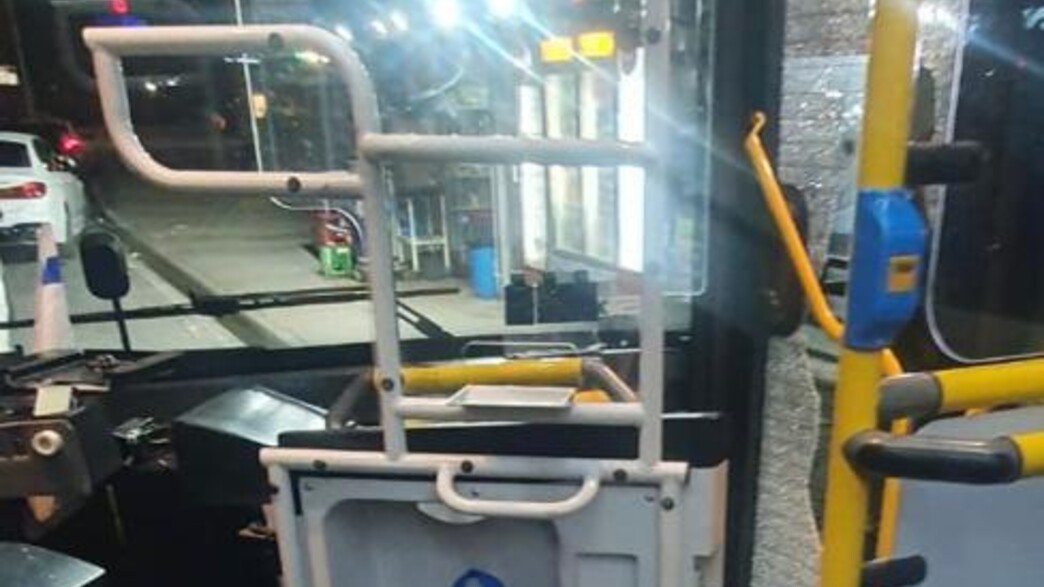 האוטובוס שנפגע בקריית אתא (צילום: דוברות משטרת ישראל)