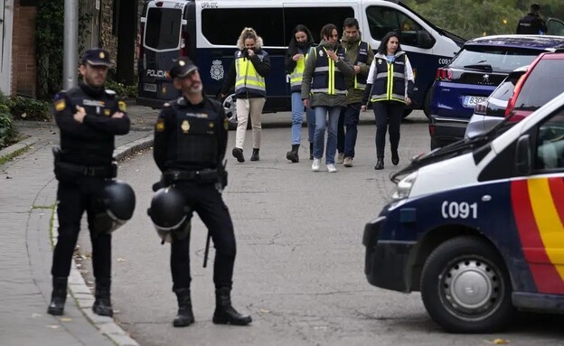 חקירת מעטפות הנפץ בספרד (צילום: רויטרס)