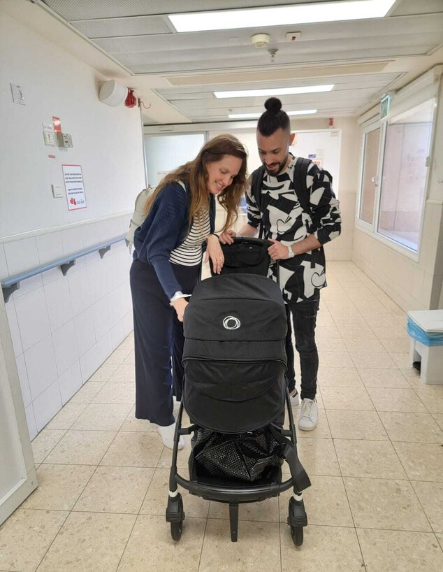גורדי ואשתו יוצאים מבית החולים עם בתם (צילום: יח