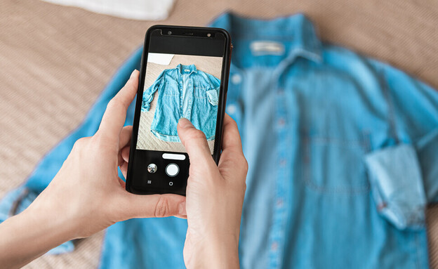 מצלמת בגד כדי למכור אונליין (צילום: 22Images Studio, shutterstock)