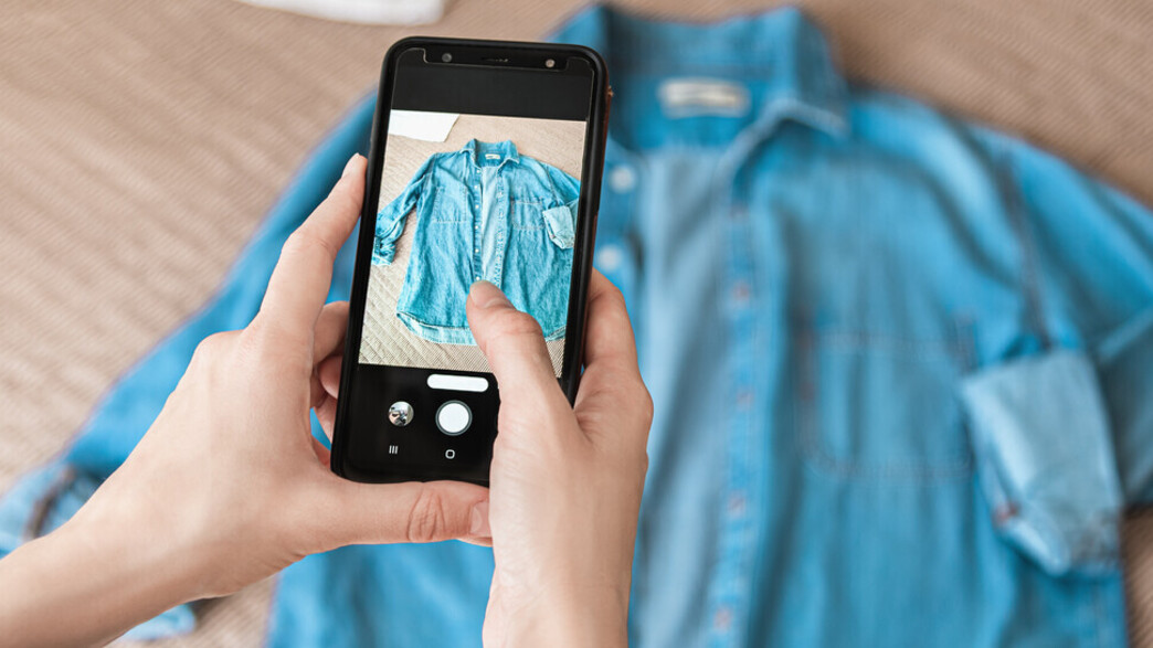 מצלמת בגד כדי למכור אונליין (צילום: 22Images Studio, shutterstock)
