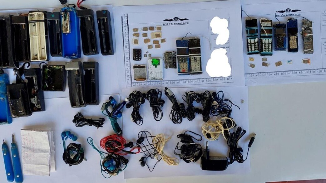 השלל שנתפס בפשיטה בכלא קציעות