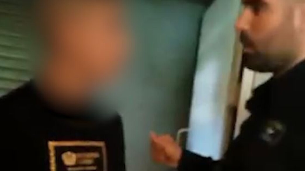 שוטרים מחלצים את הכלואים שוטרים מחלצים את הכלואים