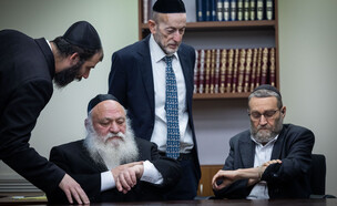 משה גפני ויצחק גולדקנופף בחדר סיעת יהדות התורה (צילום: יונתן זינדל, פלאש 90)