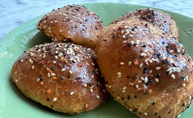 לחמניות בשר - לחמניות במילוי תבשיל בשר