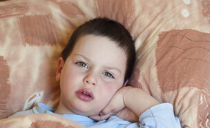 ילד שוכב במיטה (צילום: pavla, Shutterstock)